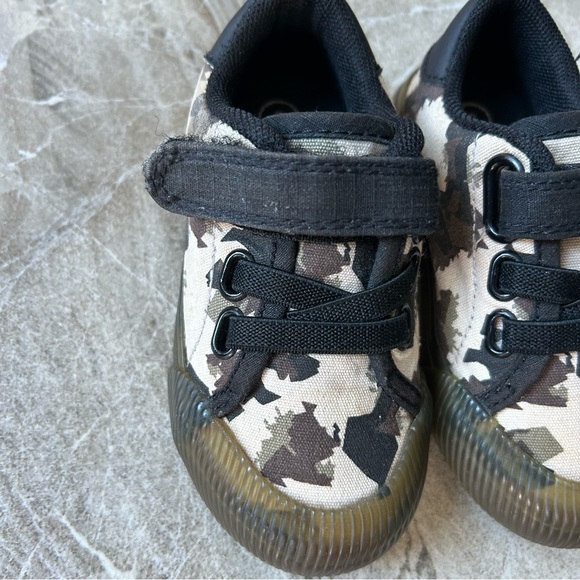 Cat & Jack Toddler Boy Camo Slip On Sneakers, Size 6 - Picture 3 of 11